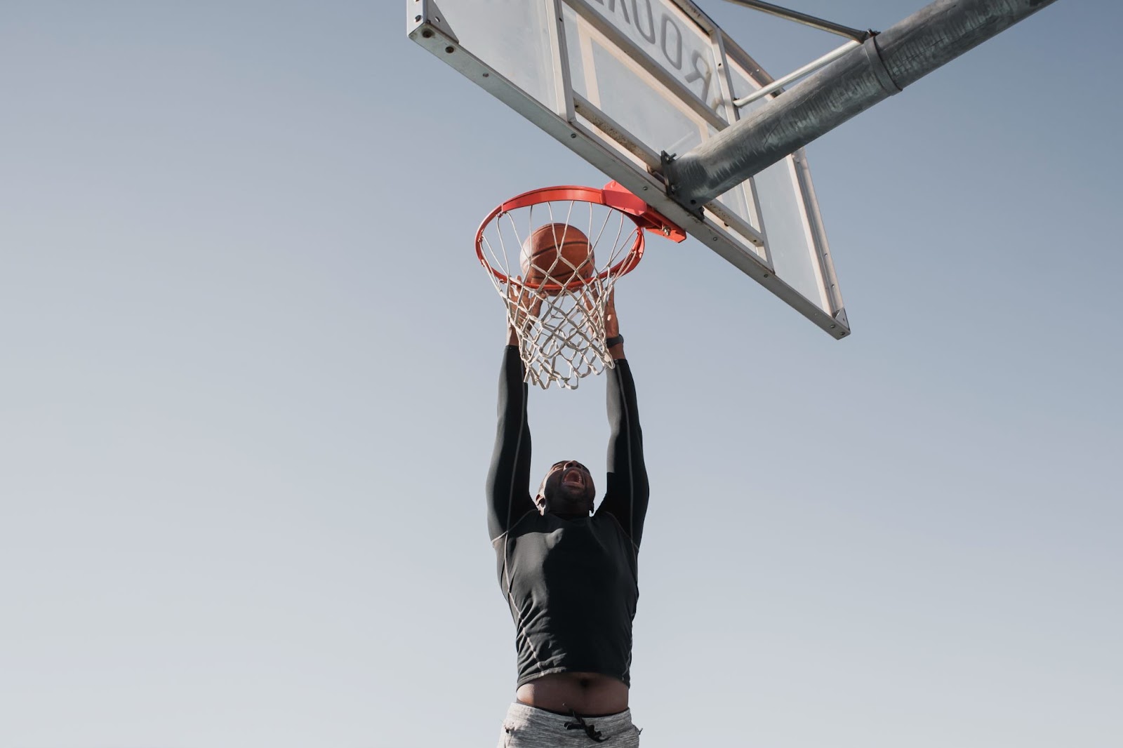 Une image contenant ciel, basket, plein air, sport

Description générée automatiquement